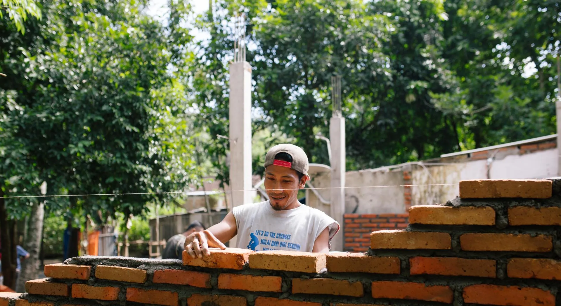 Een man bouwt aan een nieuw huis