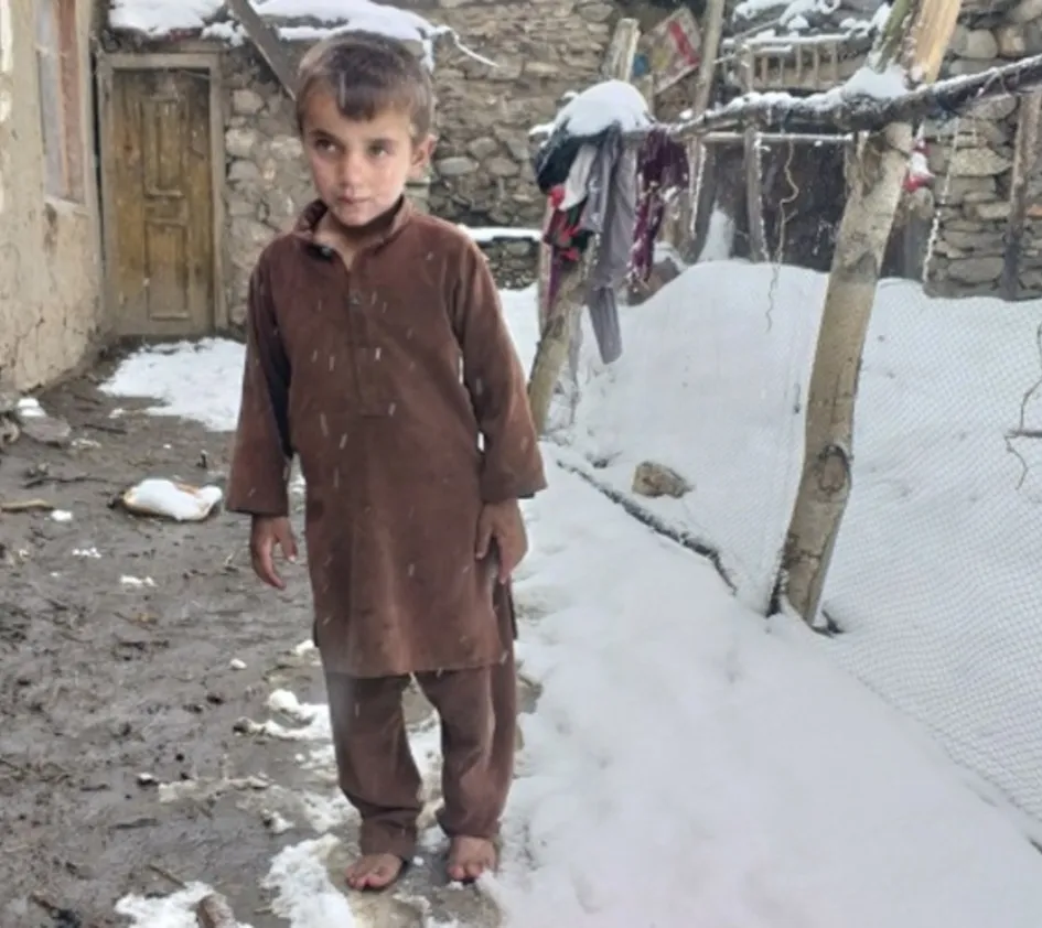 10 Jahre Krise in Syrien: Junge mit wenig Kleidung steht im Schnee