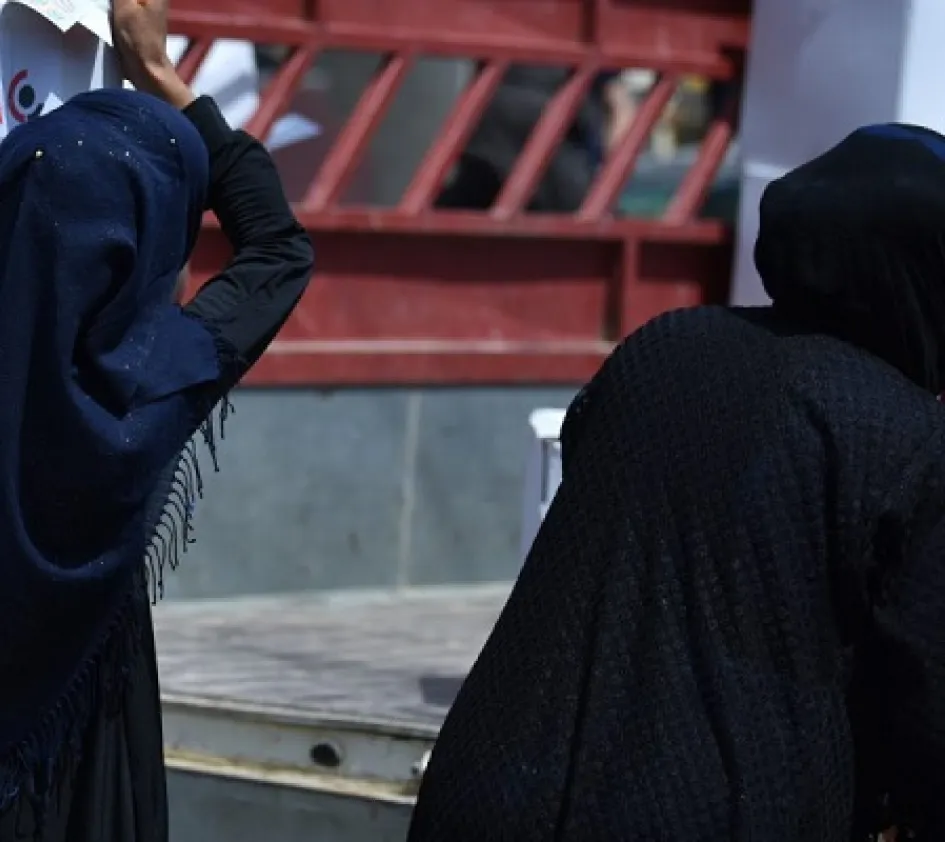 Frauenrechte in Afghanistan: Verhüllte Frau trägt ein Paket mit ZOA Aufschrift