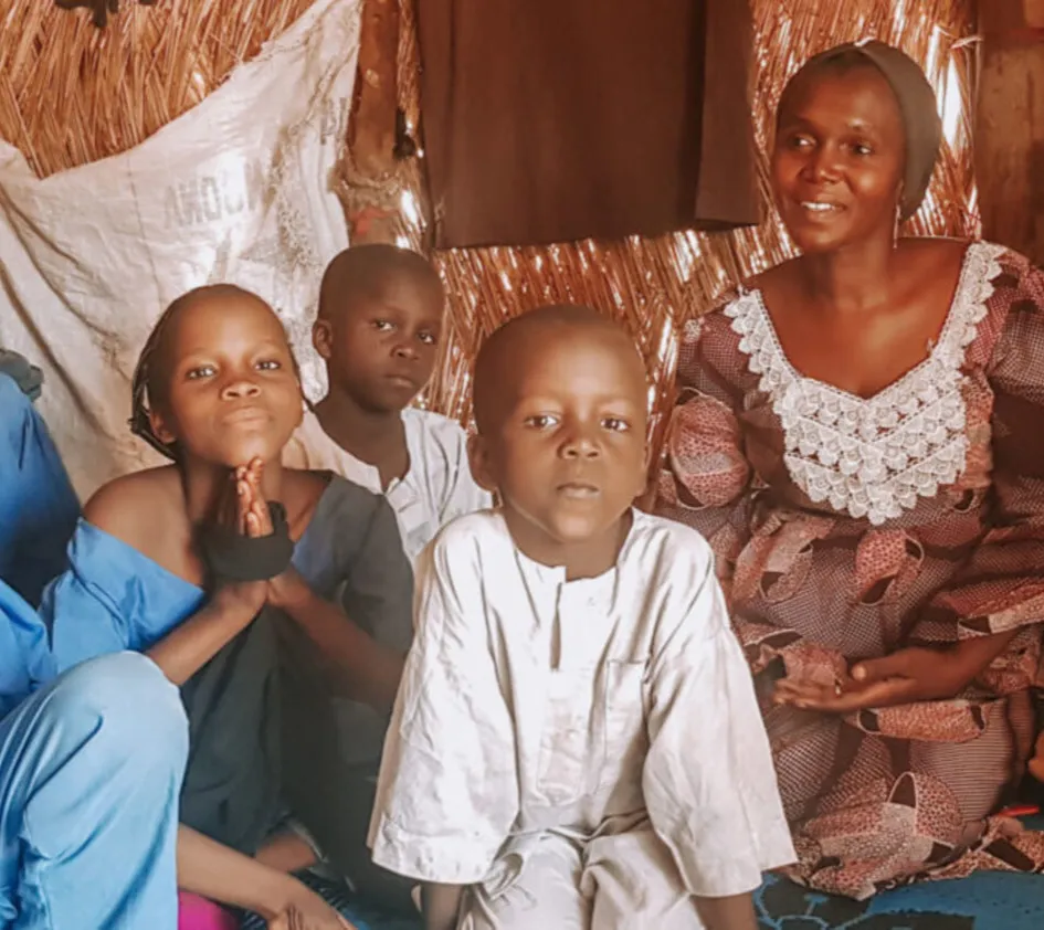 Amina mit ihren Kindern