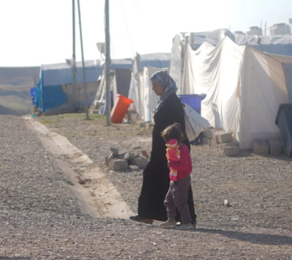 Was müssen Flüchtlinge zurücklassen: Frau mit Kind vor einem Flüchtlingscamp