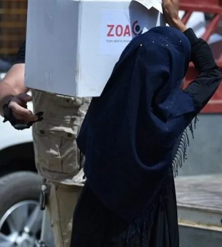 Syrien: Einheimische Frau trägt Essenspaket von ZOA