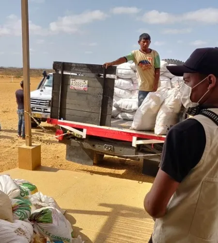 ZOA-Mitarbeitende verteilen Essen in Kolumbien