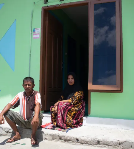 Tasrudin und seine Frau in ihrem neuen Haus, das er mit Hilfe von ZOA selbst gebaut hat, im Jahr 2020.