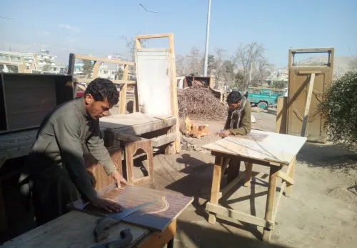 Afghanische Männer erlernen die Schreinerei