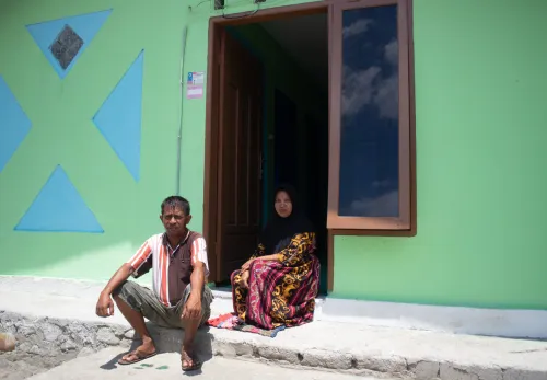 Tasrudin und seine Frau in ihrem neuen Haus, das er mit Hilfe von ZOA selbst gebaut hat, im Jahr 2020.