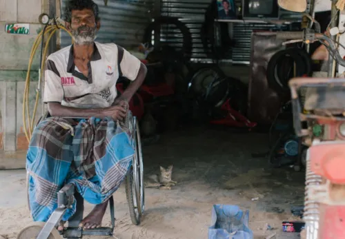 Mann im Rollstuhl, unterstützt von ZOA's We-Are-Able-Projekt